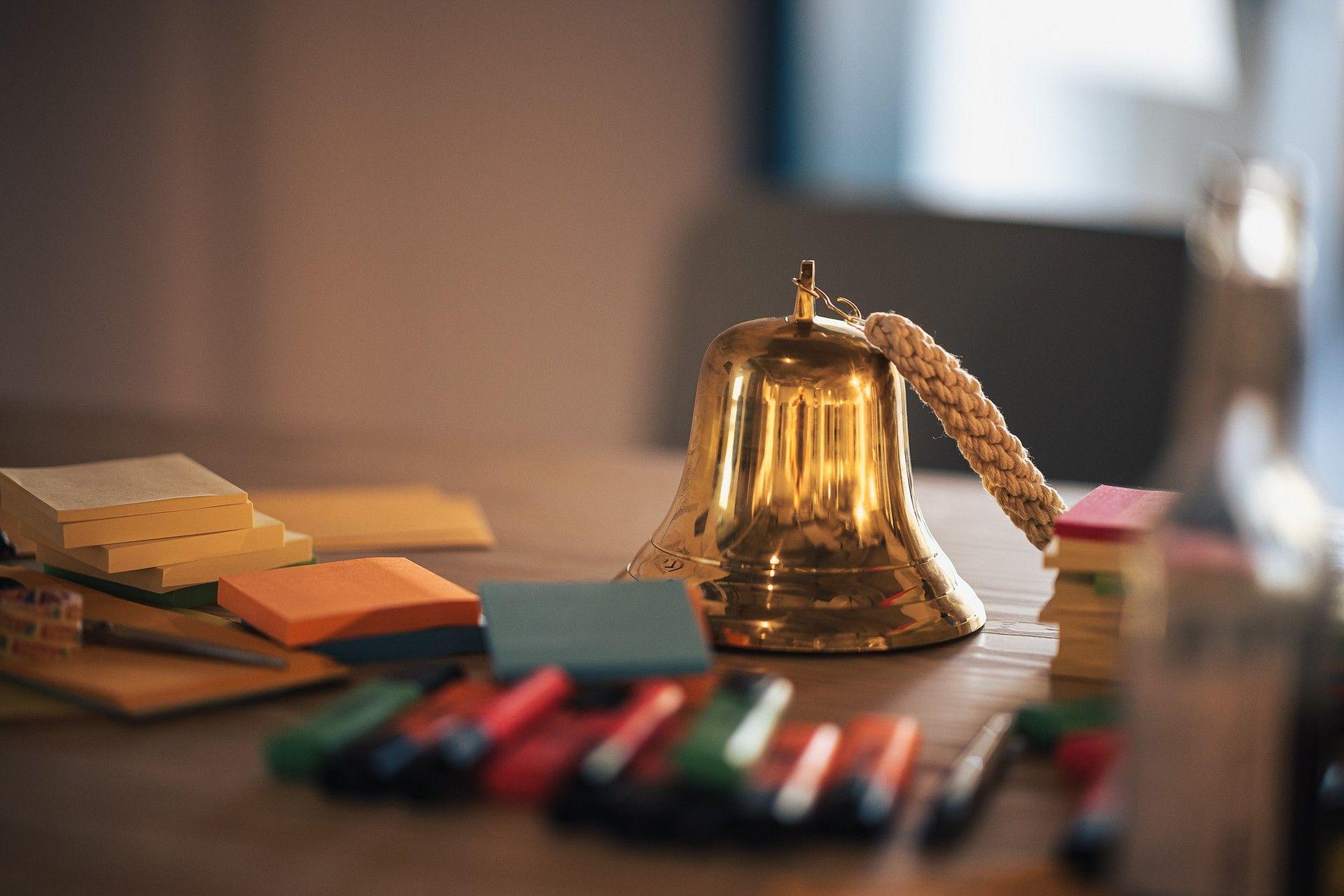 Textmarker und eine Glocke als Workshop-Utensilien