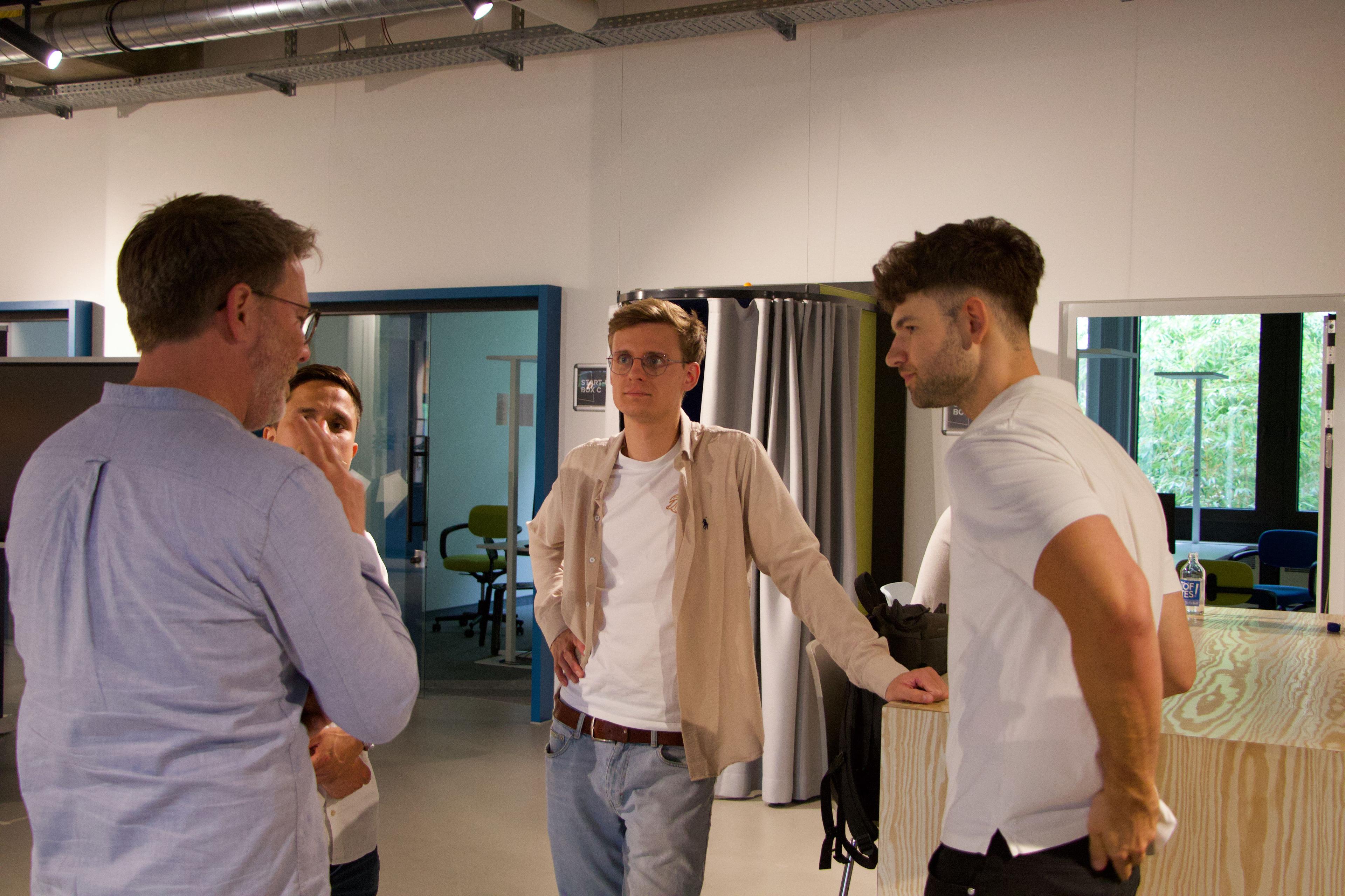 Social Entrepreneuship School 2025. Networking von Teilnehmenden.