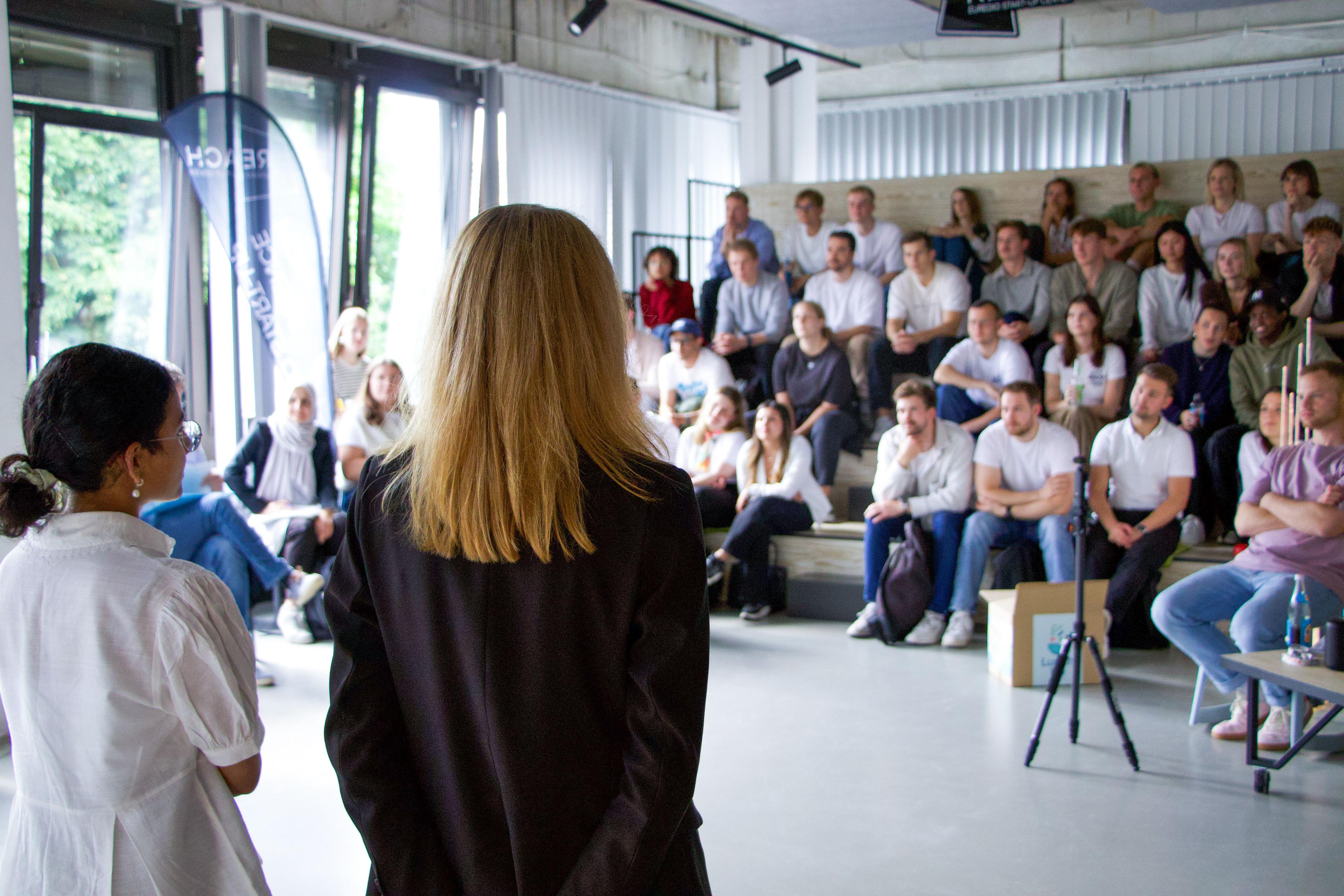 Social Entrepreneurship School. Pitch Area im REACH.