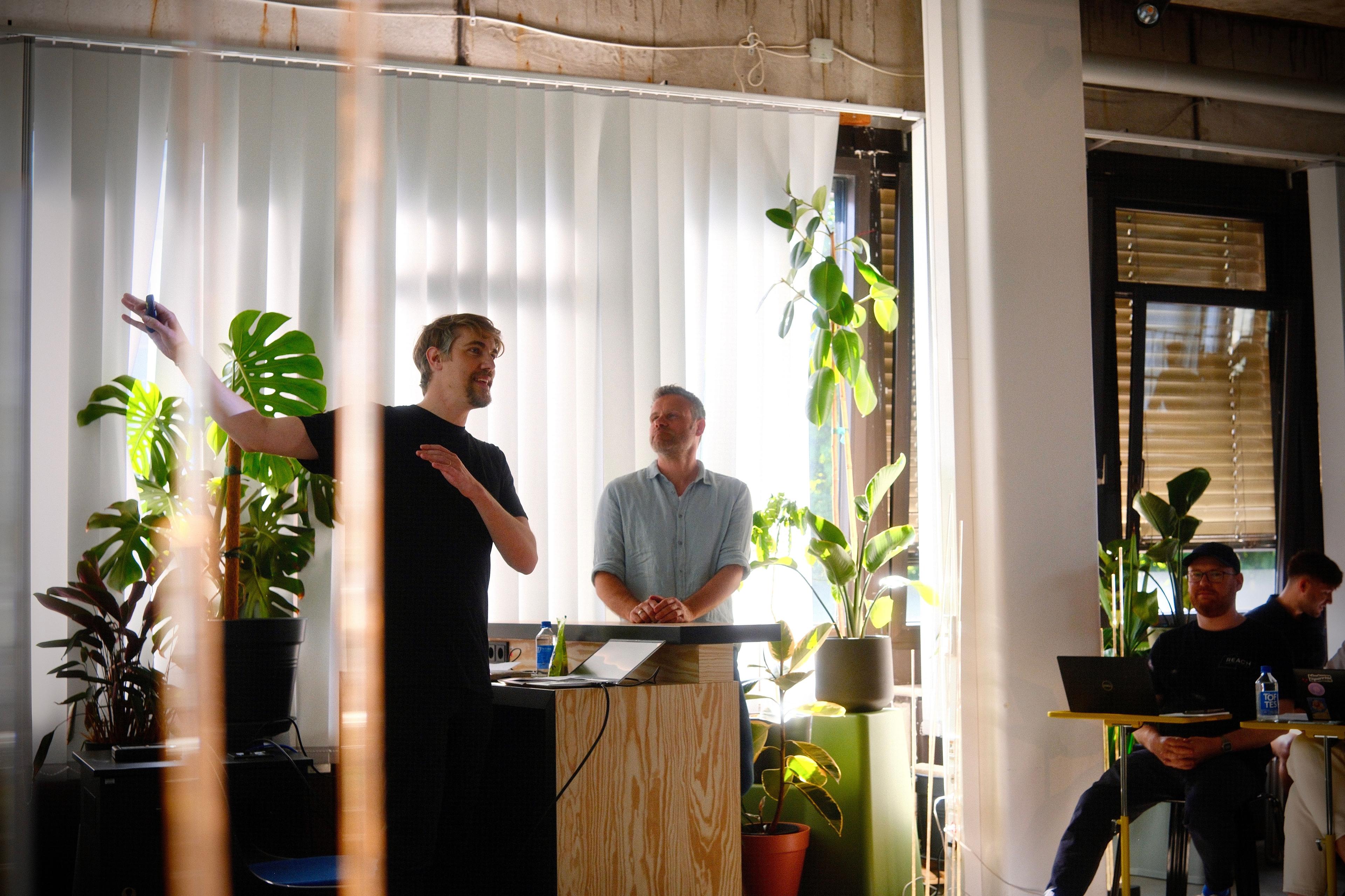 Präsentation auf der Pitchfläche im REACH.