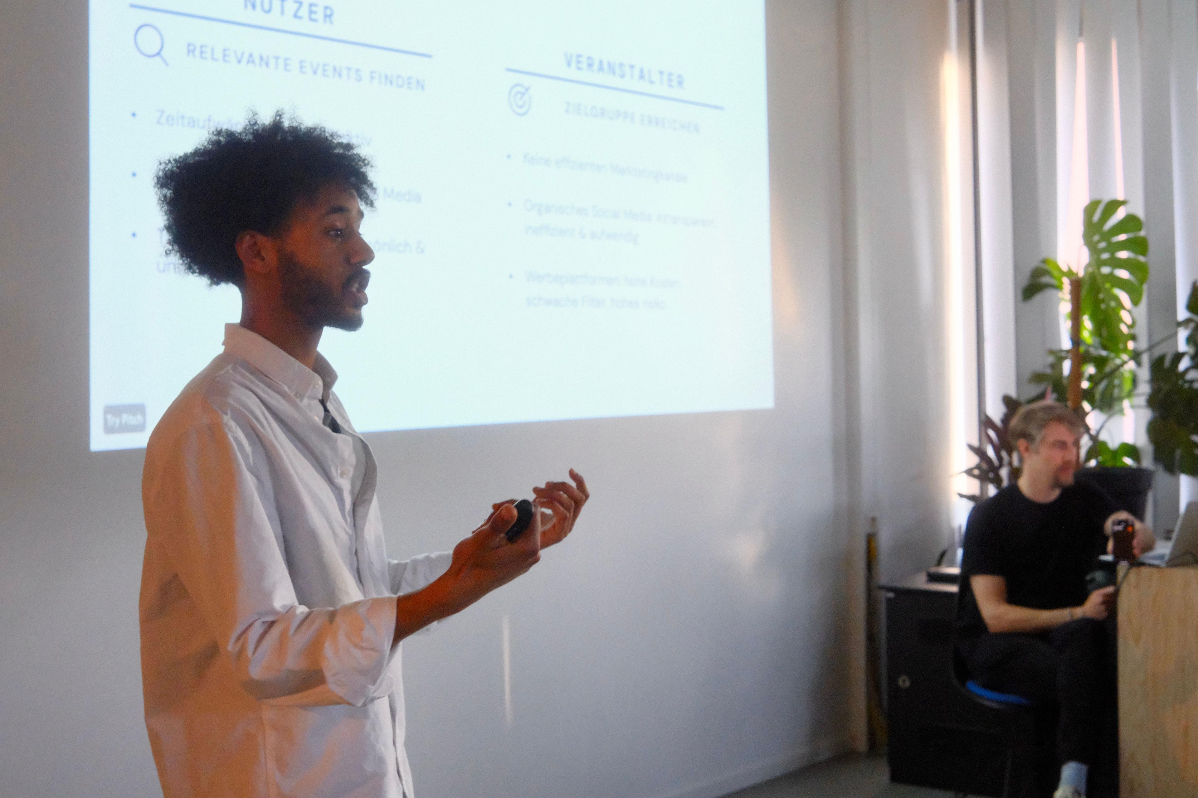 Validation Lab Teilnehmer beim Pitchen.